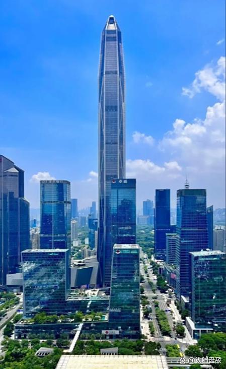 中国200+以上高楼的十座城市：深圳： 236幢香港： 115幢武汉： 101幢上海： 81 幢广州： 75 幢重庆： 71 幢长沙： 69 幢成都： 58 幢杭州： 52 幢沈阳： 45 幢